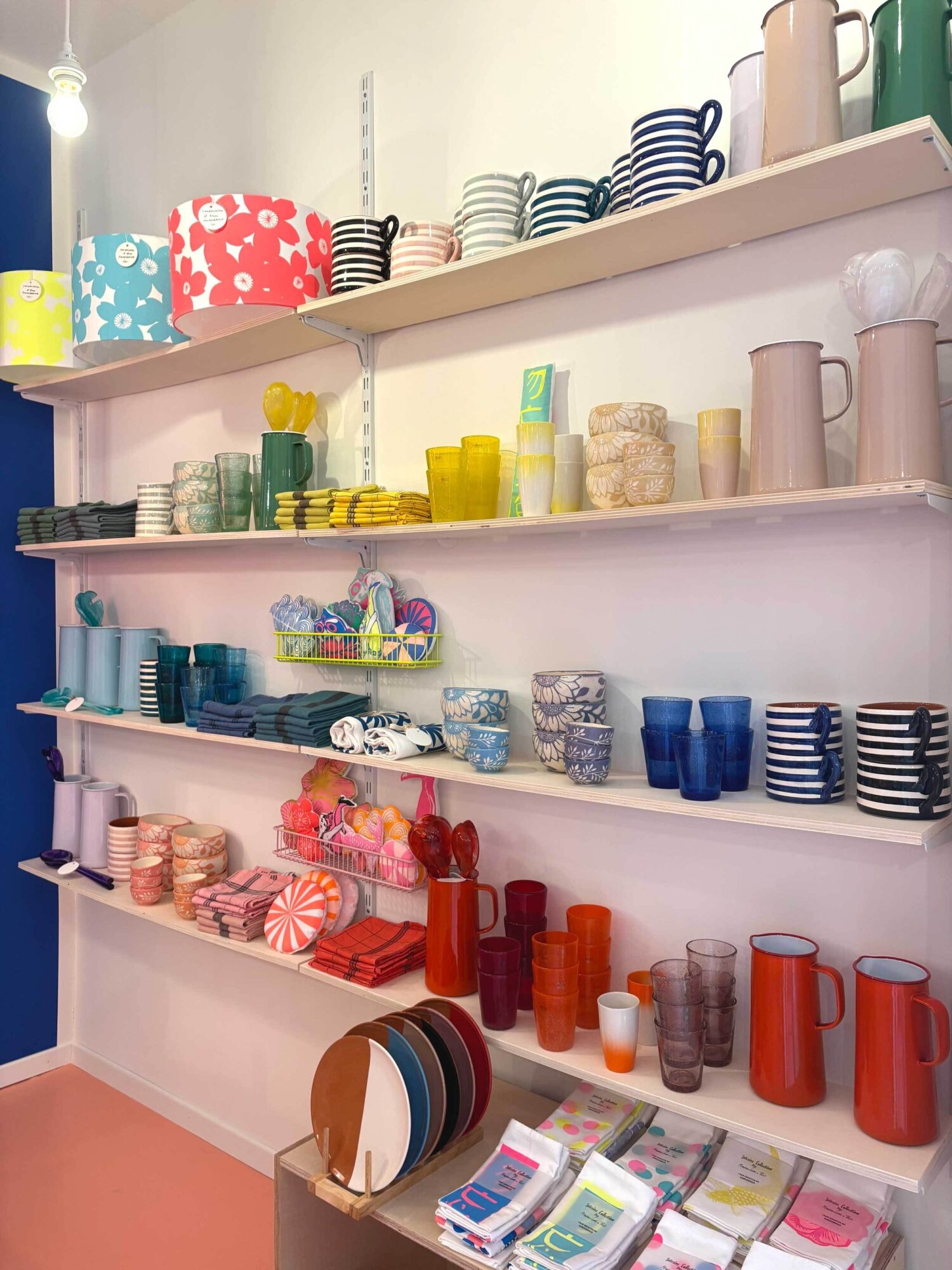 Foto Geschirrwand2 Tribeka